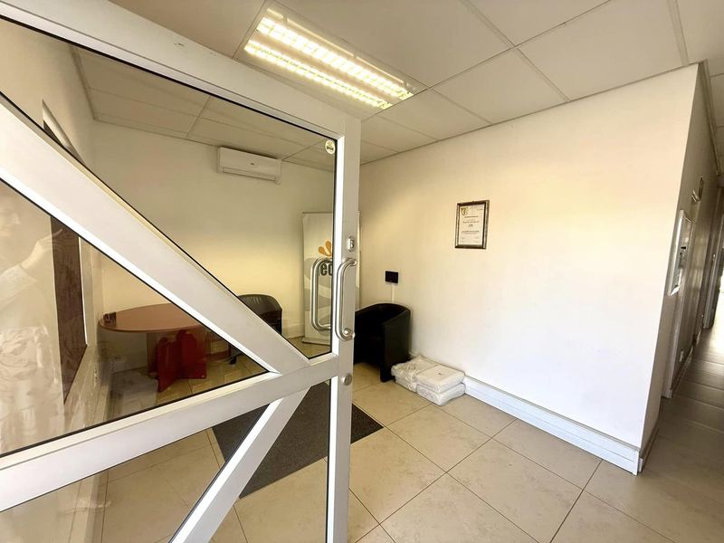 3 Private Office Spaces TO LET Eros - Photo 2