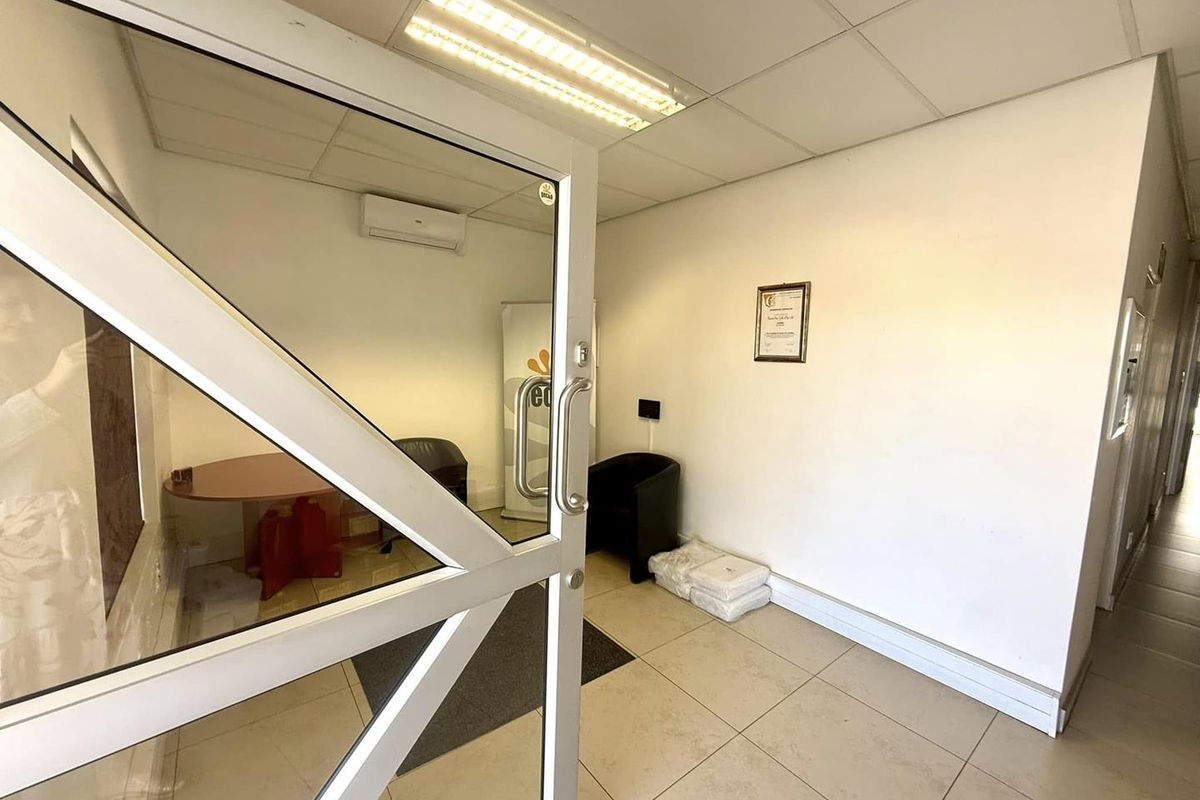 3 Private Office Spaces TO LET Eros - Photo 2