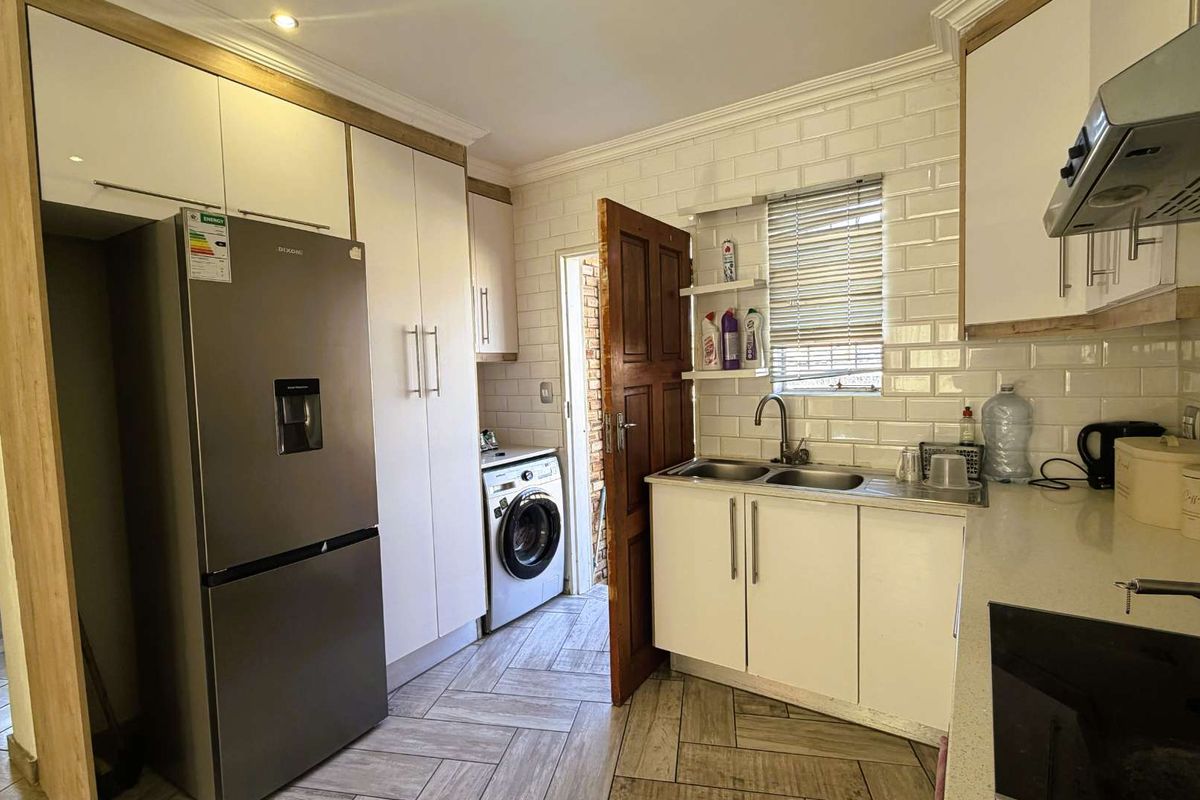 Charming Two-Bedroom Unit with private Garden - Photo 4