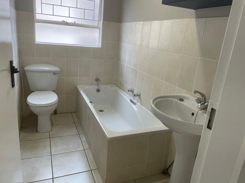 Stunning apartment with 2 beds and 2 bathrooms To Let in Little Falls - Photo 5
