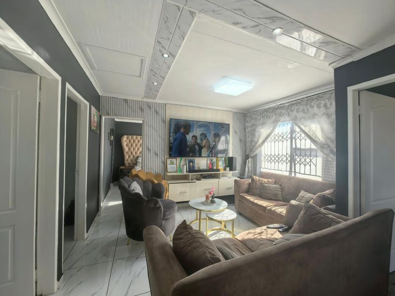 Looking for space, security, and a quiet neighborhood? - Photo 7