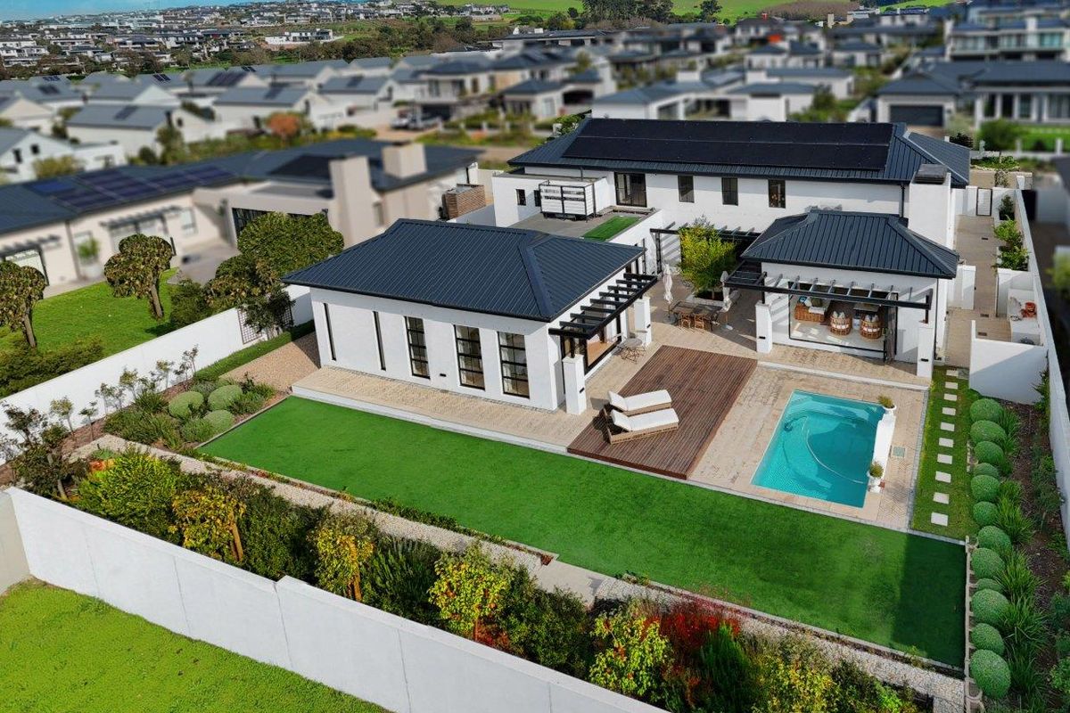 An extraordinary home crafted for individuals with refined taste and a unique sense of style! - Photo 3