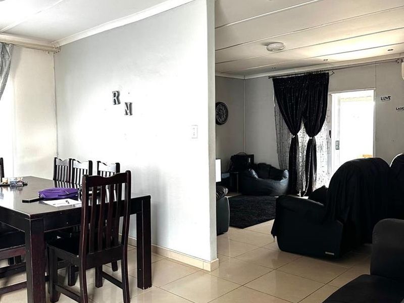 Spacious Family Home in Desirable Brackenham, Richards Bay - Photo 2