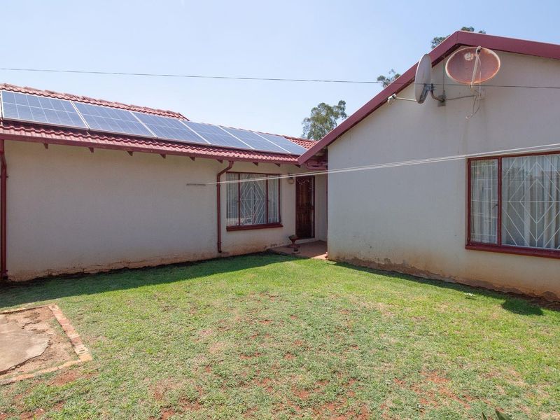 Security & Serenity at its best! Immaculate 3 Bedroom home - Photo 7