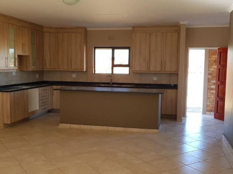 Feast your eyes on this spaciouys modern lovely 3 Bedroom Facebrick Townhouse - Photo 6