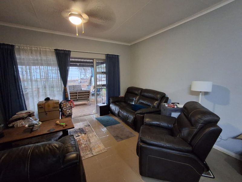 Cozy house in West Acres for sale - Photo 2