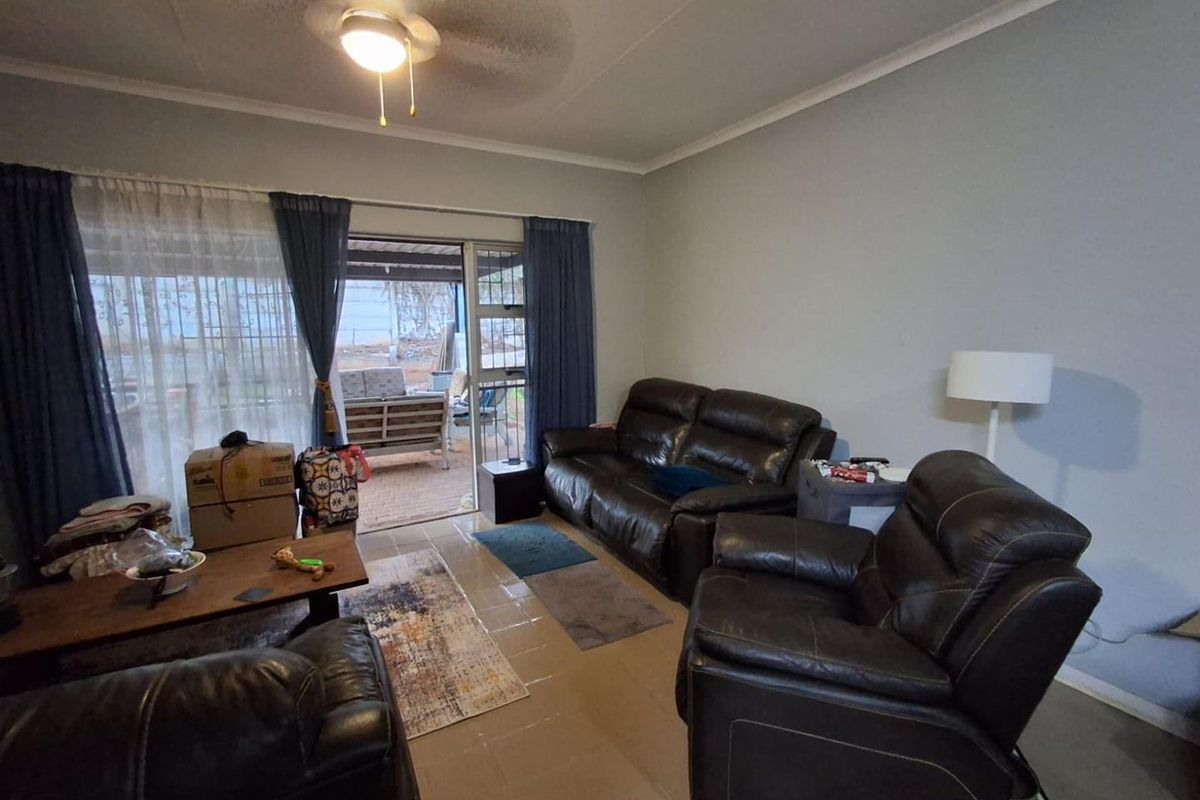 Cozy house in West Acres for sale - Photo 2