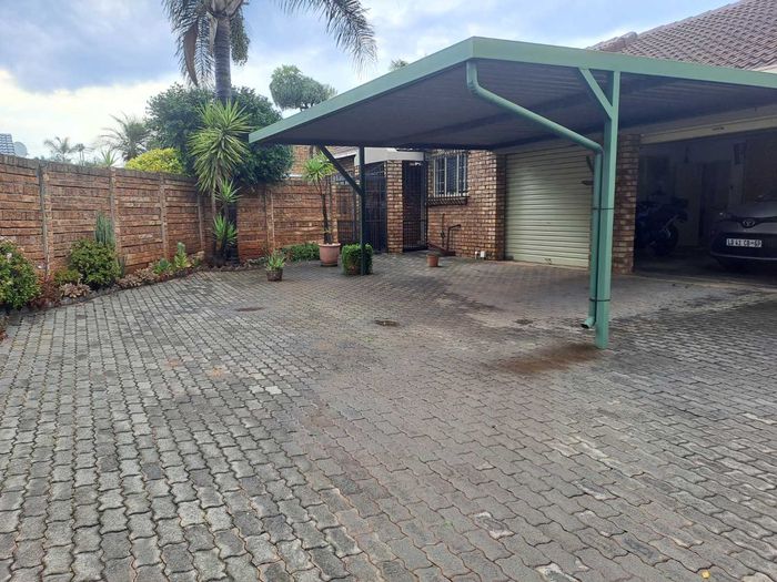 Property #2465314, Townhouse For Sale in Highveld