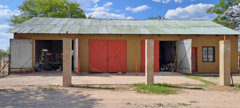 Building to store farm vehicles and other equipment