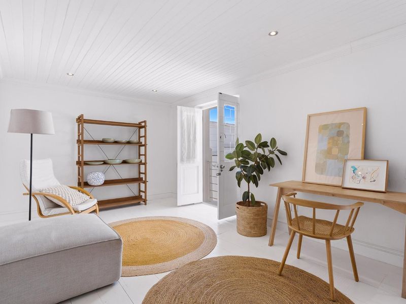 2 Bed Cottage In The City ! - Photo 4