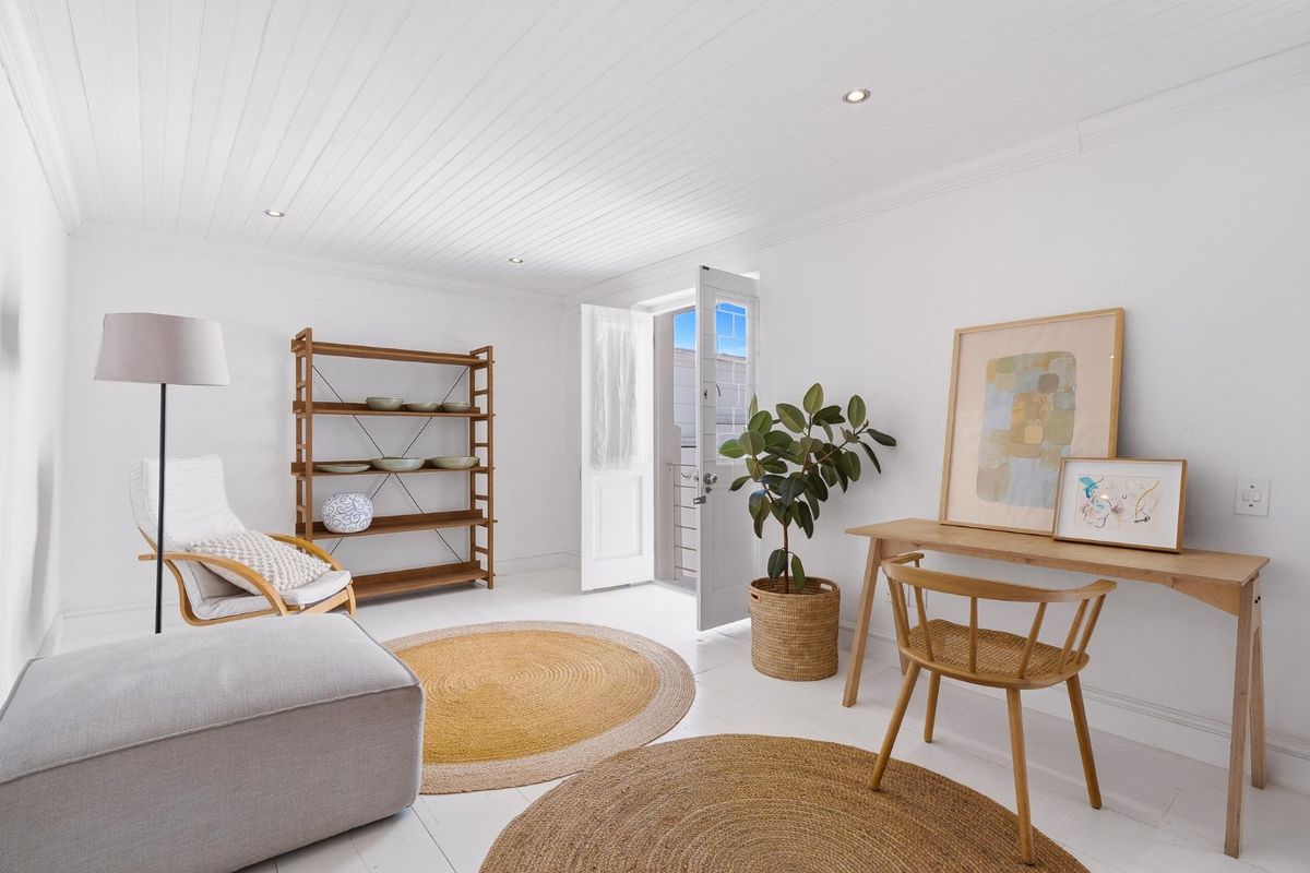 2 Bed Cottage In The City ! - Photo 4