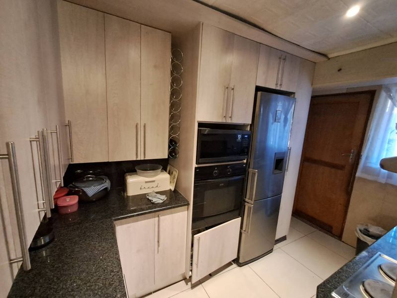 4 Bedroom House Not To Miss - Photo 4