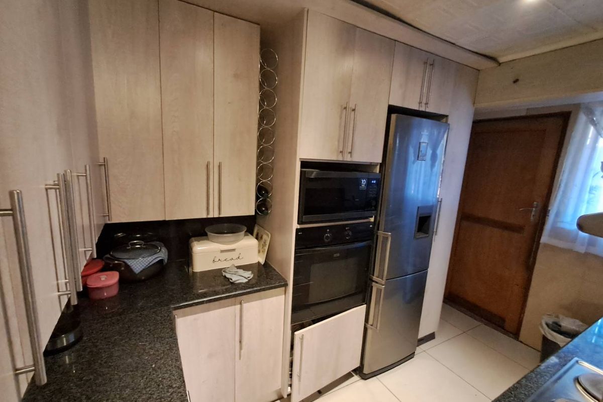 4 Bedroom House Not To Miss - Photo 4