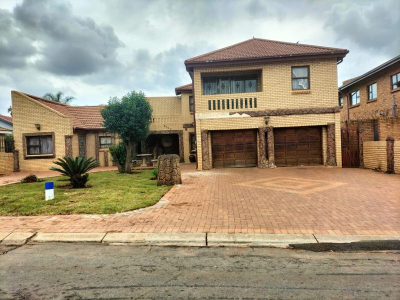 Huge home with 2 Flatlets for added income - Photo 3