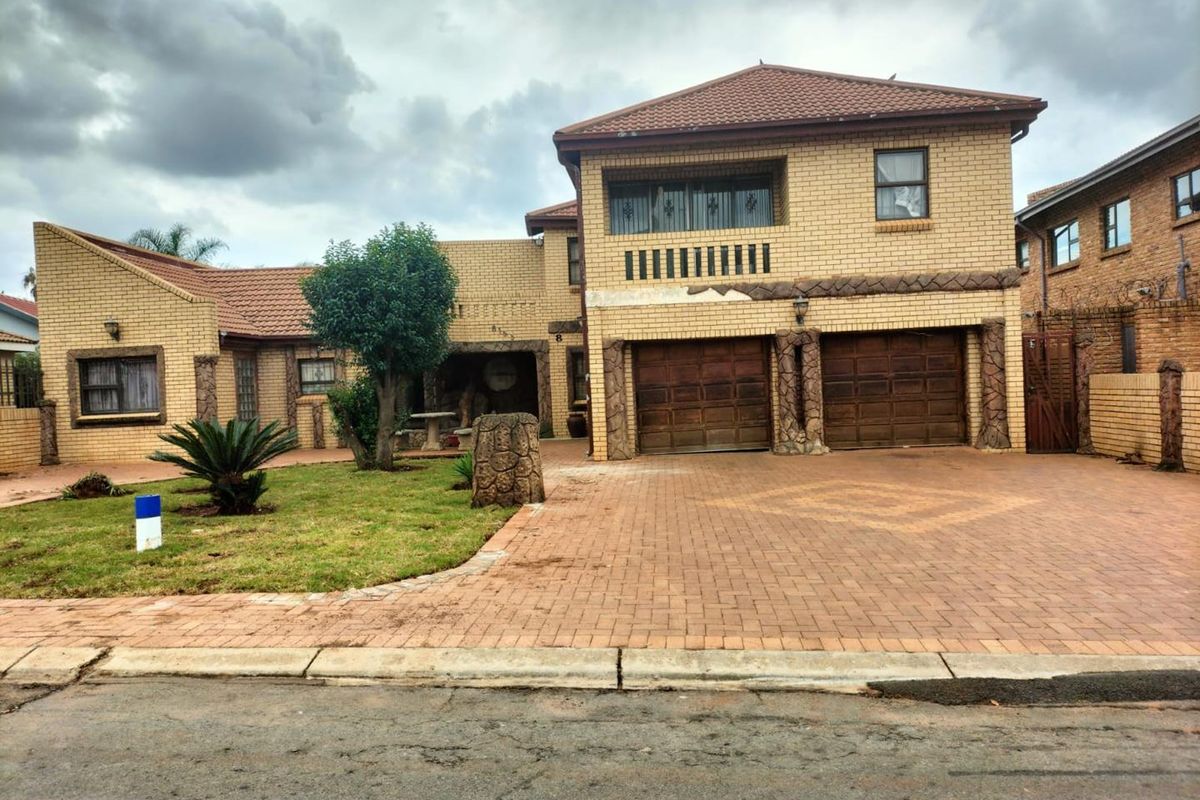 Huge home with 2 Flatlets for added income - Photo 3