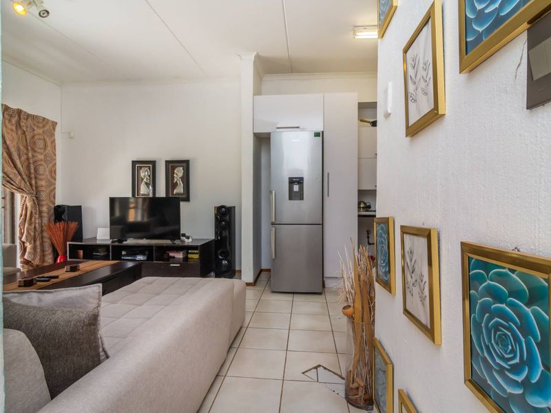 Where Contemporary Design Meets Every day Ease - Photo 6