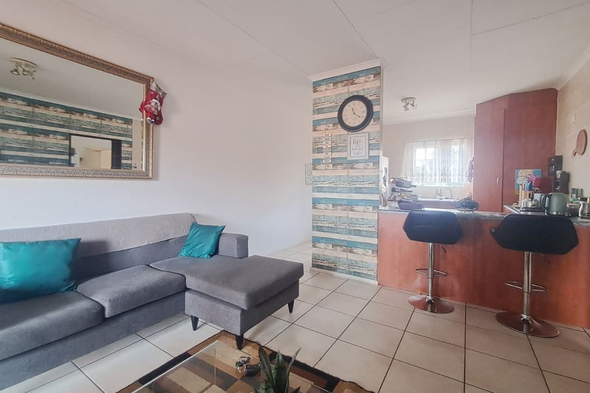 2 Bedroom Upstairs Unit for Sale in Meyersdal - Photo 3