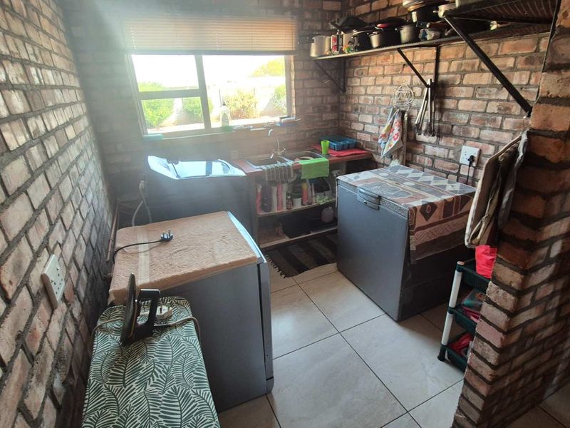 Warm, Rustic Uis-Brick Home With Huge Potential! - Photo 7