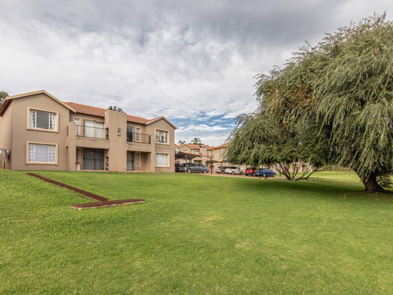 Charming Simplex Living with Endless Potential, perfect for young professionals SORRY NO PETS ALLOWED - Photo 2