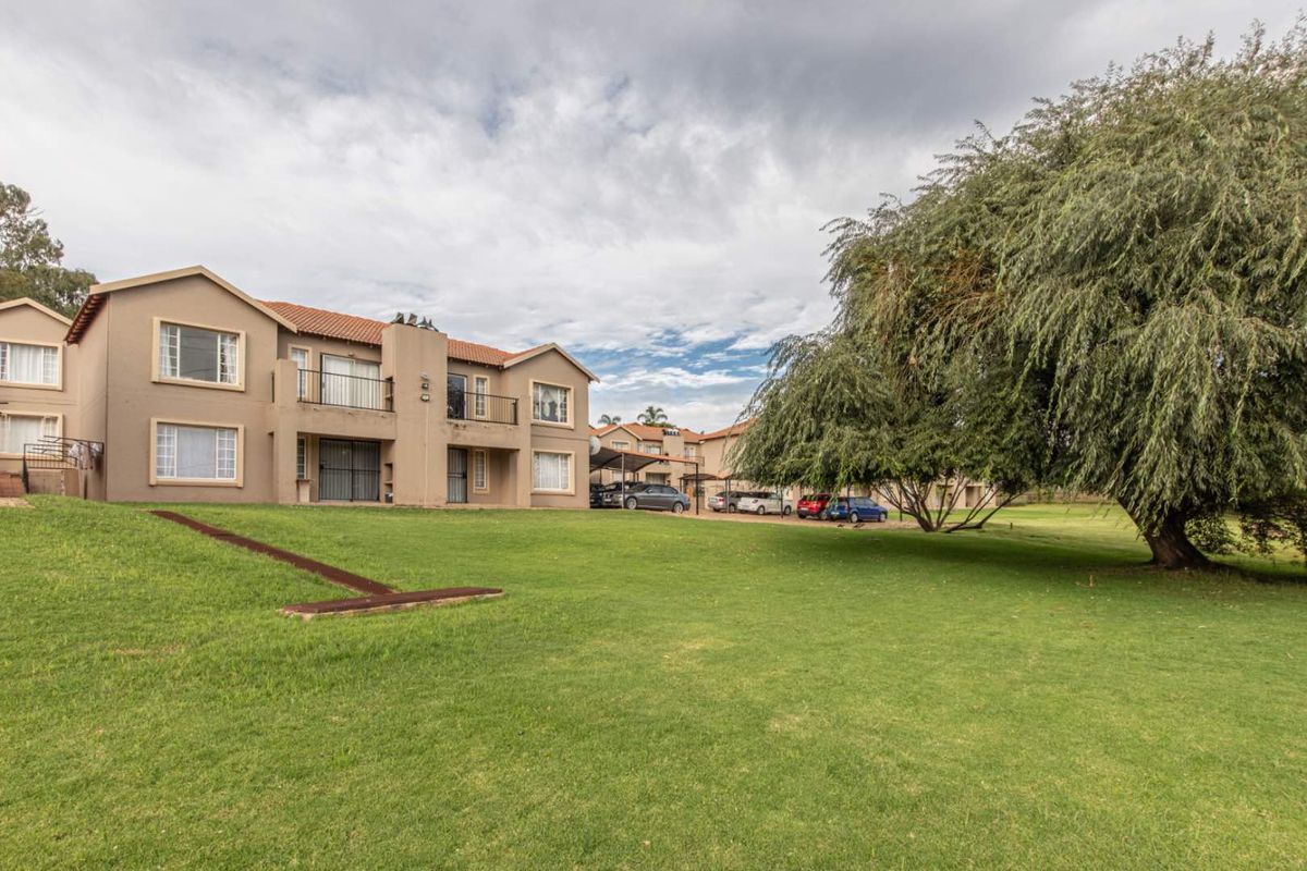 Charming Simplex Living with Endless Potential, perfect for young professionals SORRY NO PETS ALLOWED - Photo 2