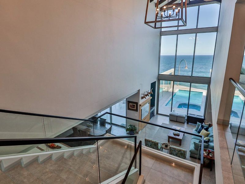 Imposing Coastal Mansion - Photo 4
