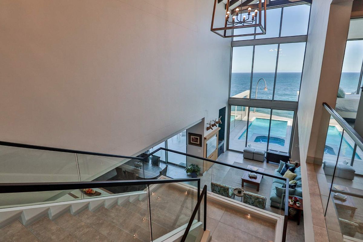 Imposing Coastal Mansion - Photo 4