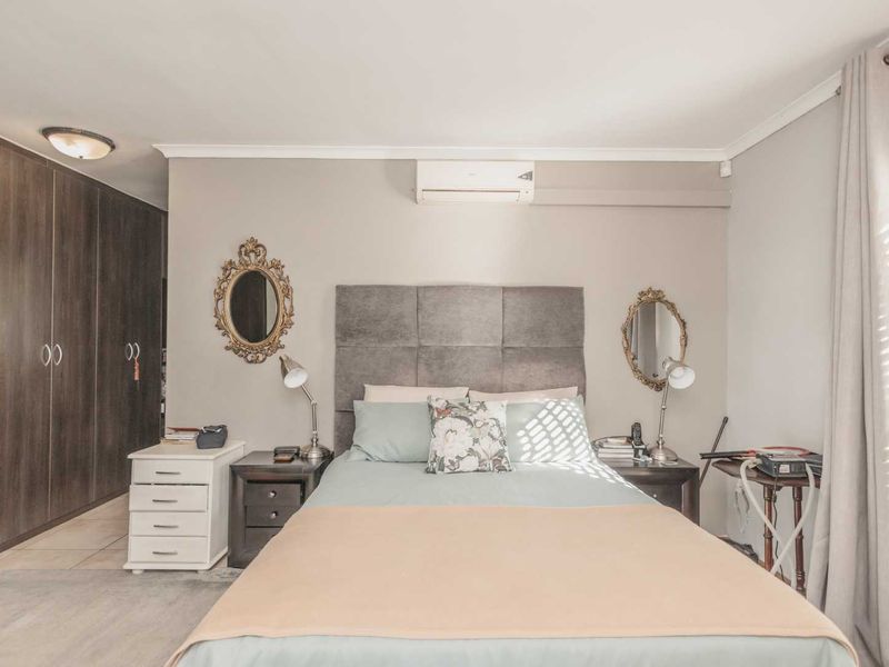 Beautiful 4-bedroom house with equestrian facilities on a smallholding to rent - Photo 8