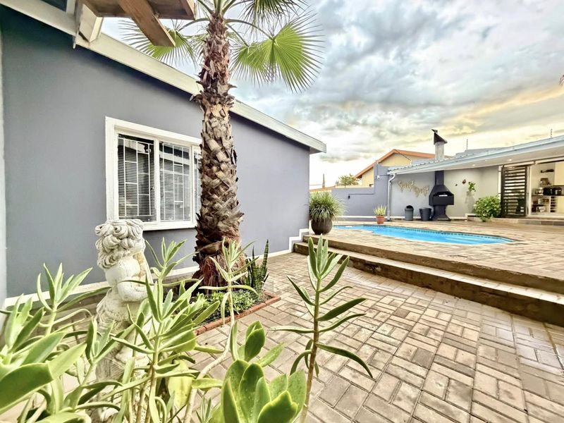 3 Bedroom House For Sale in Tauben Glen - Photo 3