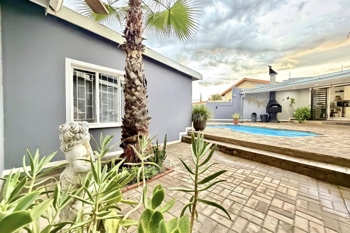 3 Bedroom House For Sale in Tauben Glen - Photo 3