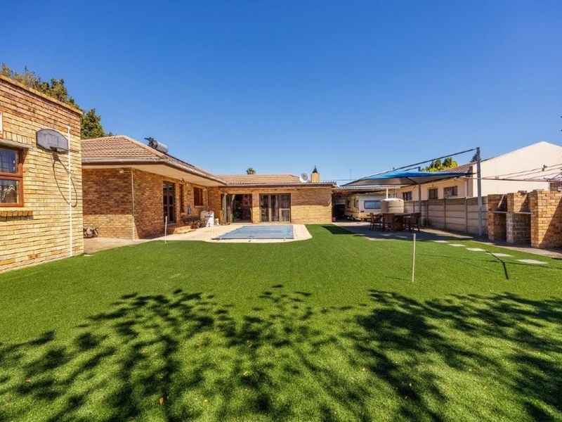 Entertainer’s Dream Family Home with Flatlet & Exceptional Features - Photo 4