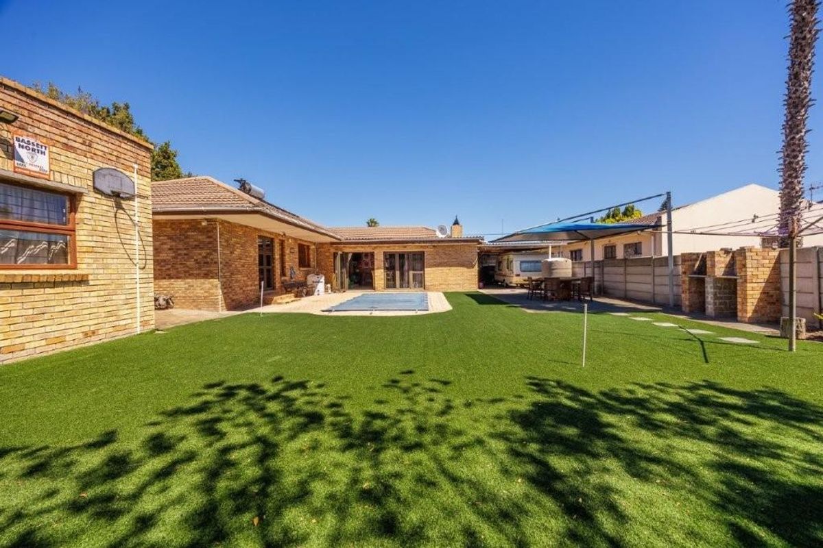 Entertainer’s Dream Family Home with Flatlet & Exceptional Features - Photo 4