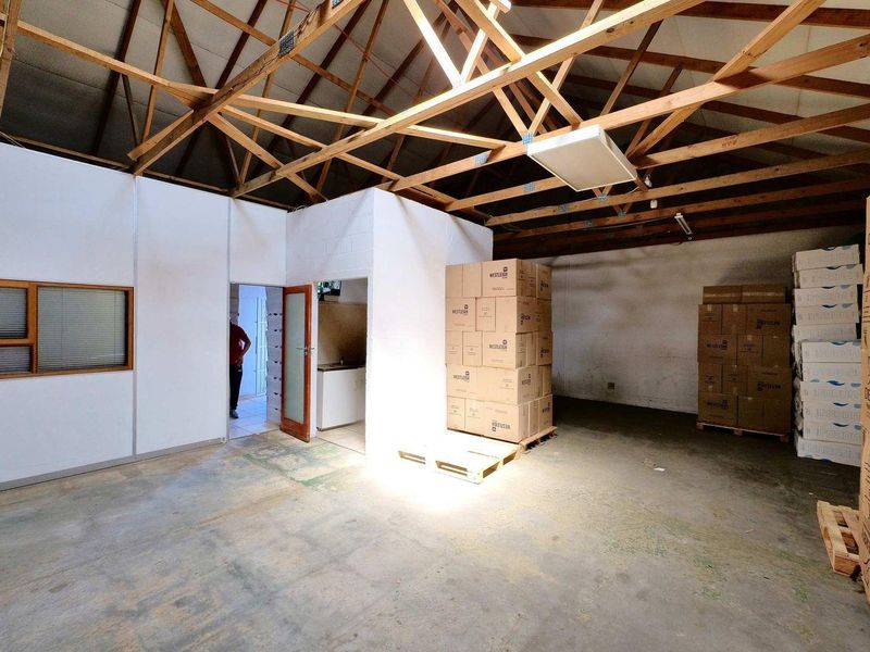 STRORAGE UNIT & OFFICE TO LET - - Photo 4