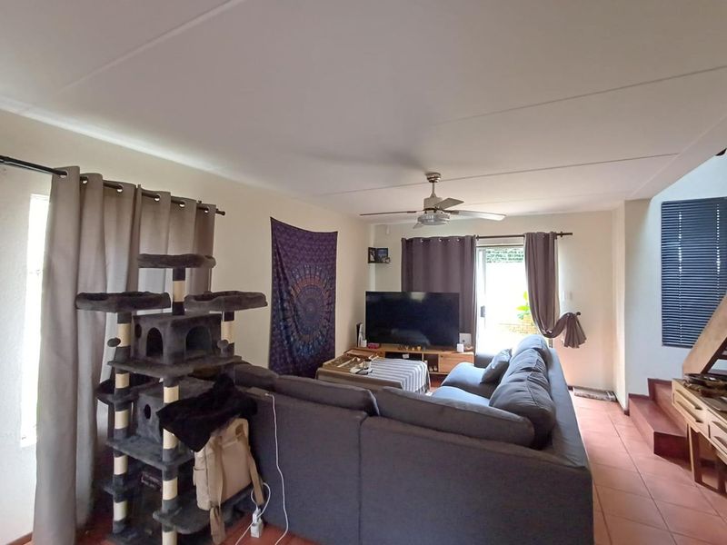 Charming Pet-Friendly Duplex with Enclosed Garden - Photo 9
