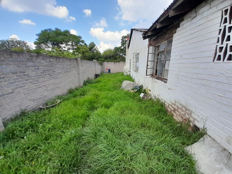 "Well-positioned corner house property for investors" - Photo 7