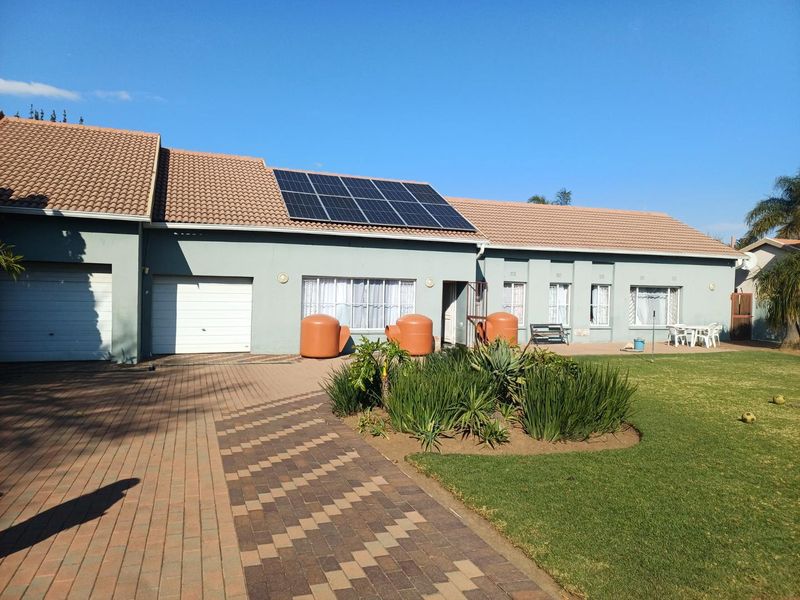 Spacious Family Home with Pool, Study and Flatlet Potential - Photo 2