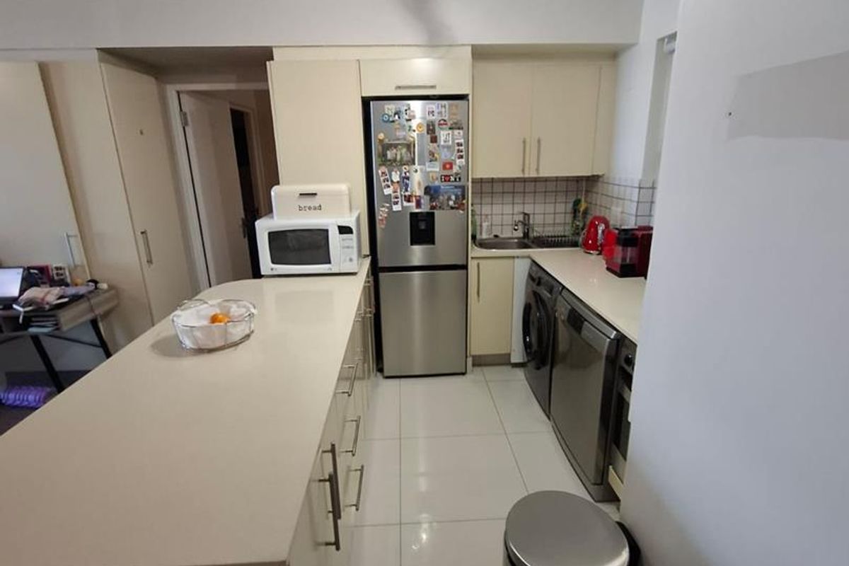 LONG TERM RENTAL - Large unfurnished  2 bedroom apartment in Piazza St John's - Photo 2