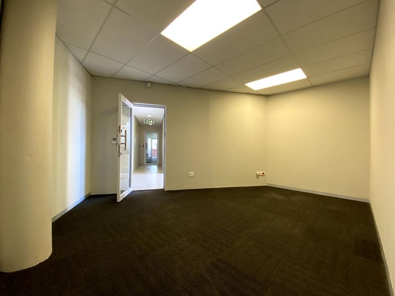 Spacious Office Unit with Large Entertainment Balcony in Fourways - Photo 10
