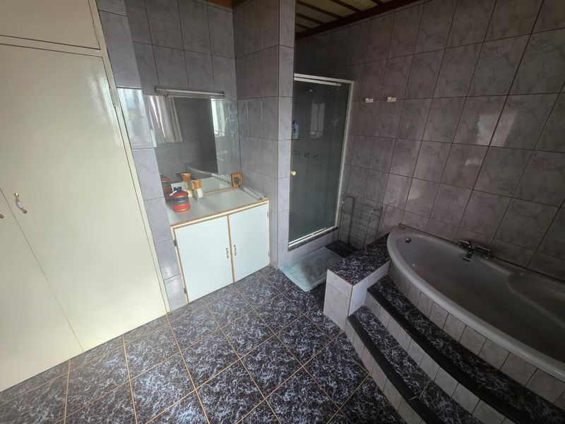 Extremely spacious, double storey family home - Photo 6