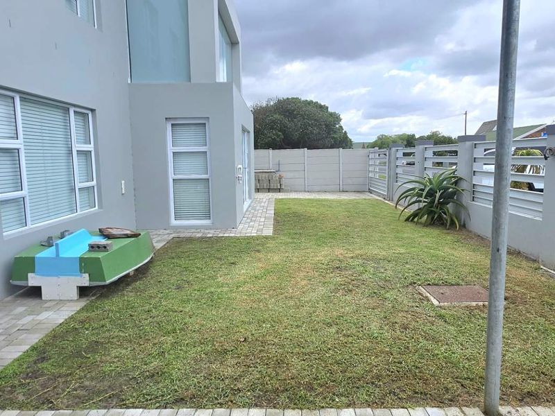 Spacious Coastal Home in Prime Franskraal Location! - Photo 8