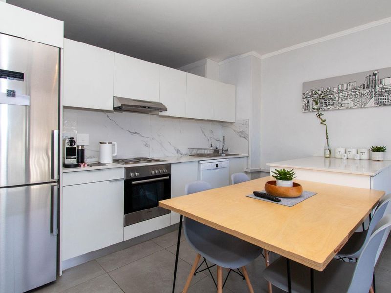 CITY LIVING WITH TABLE MOUNTAIN VIEWS - Photo 2