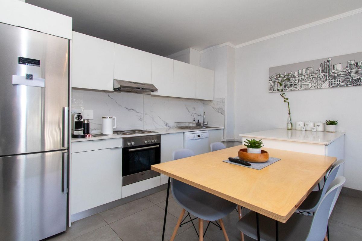 CITY LIVING WITH TABLE MOUNTAIN VIEWS - Photo 2
