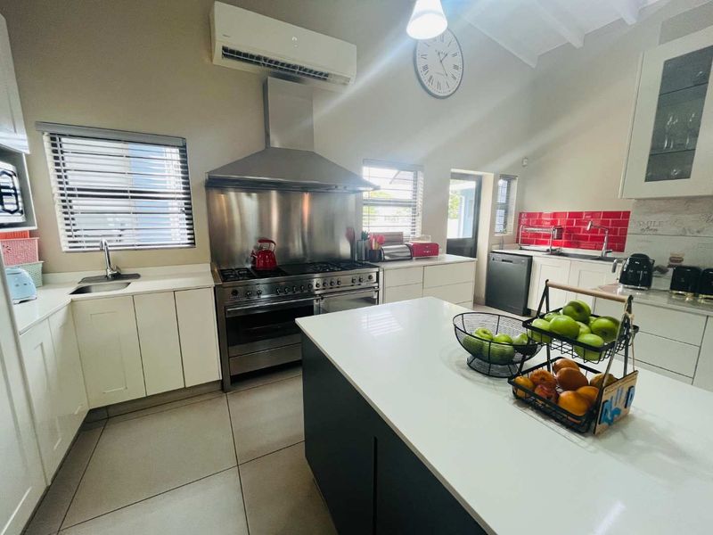 Hendra : A Rare Find: Dual Garages, Cottage, Pool & Pure Luxury - Photo 6