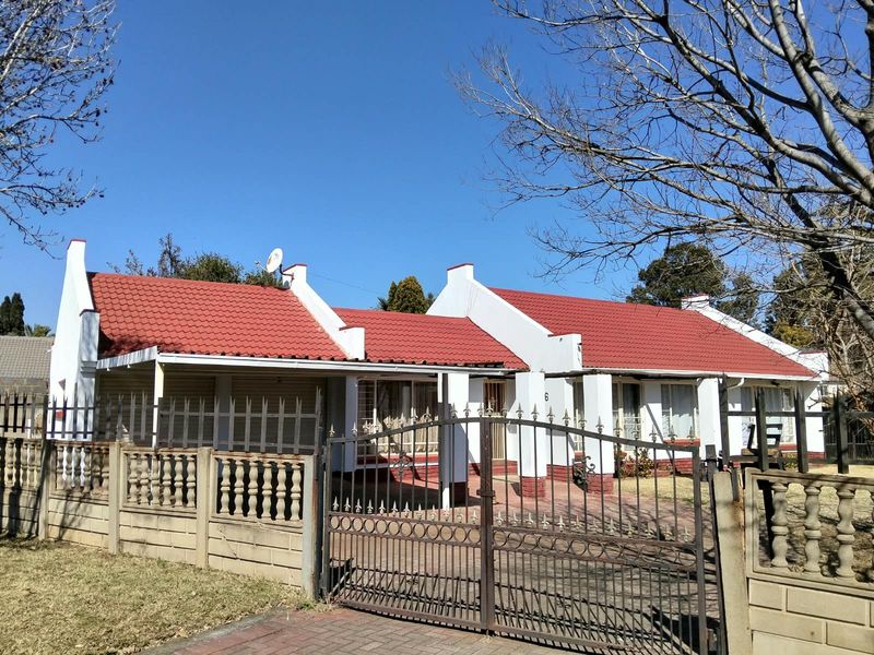 Free Standing Three Bedroom House in Albertsdal.