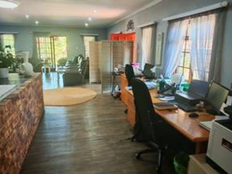Stylishly Renovated 3-Bedroom Family Home with Pool and Entertainment Area - Photo 10
