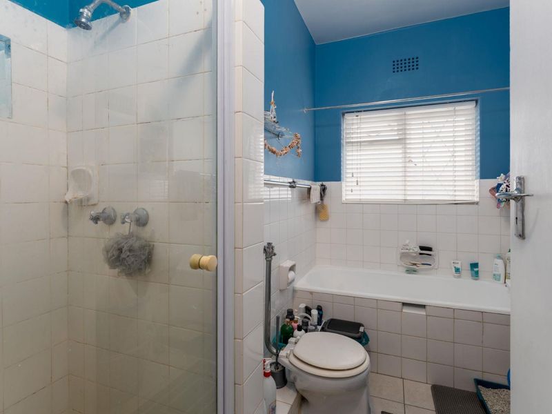 First floor living, close to the beach and shops. - Photo 7