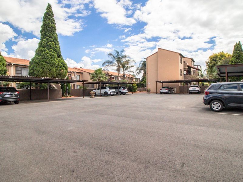 Elegant Lakefield Living: Ground Floor Gem Awaits! - Photo 2