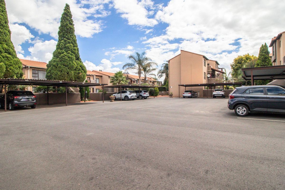 Elegant Lakefield Living: Ground Floor Gem Awaits! - Photo 2