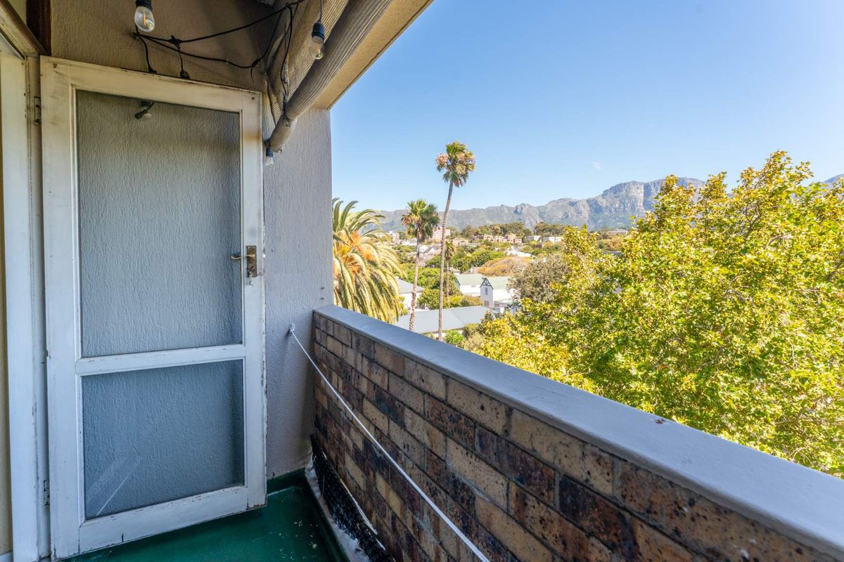 Spacious North-facing apartment with Balcony, Garage and Mountain views - Photo 5