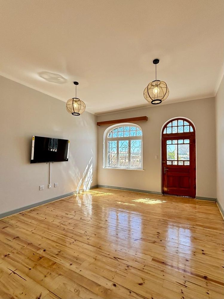 Entrance into Lounge/Dining 