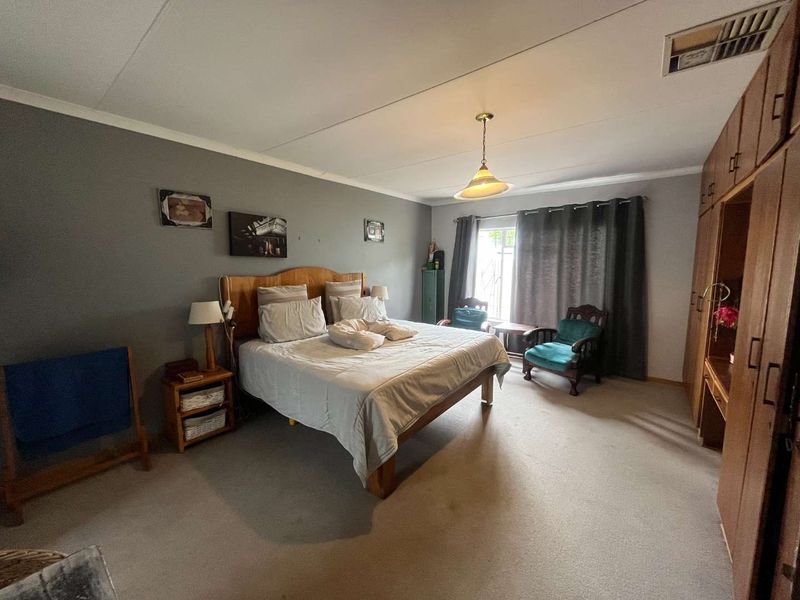 4-Bedroom Family Home in a Highly Sought-After Neighbourhood - Photo 5